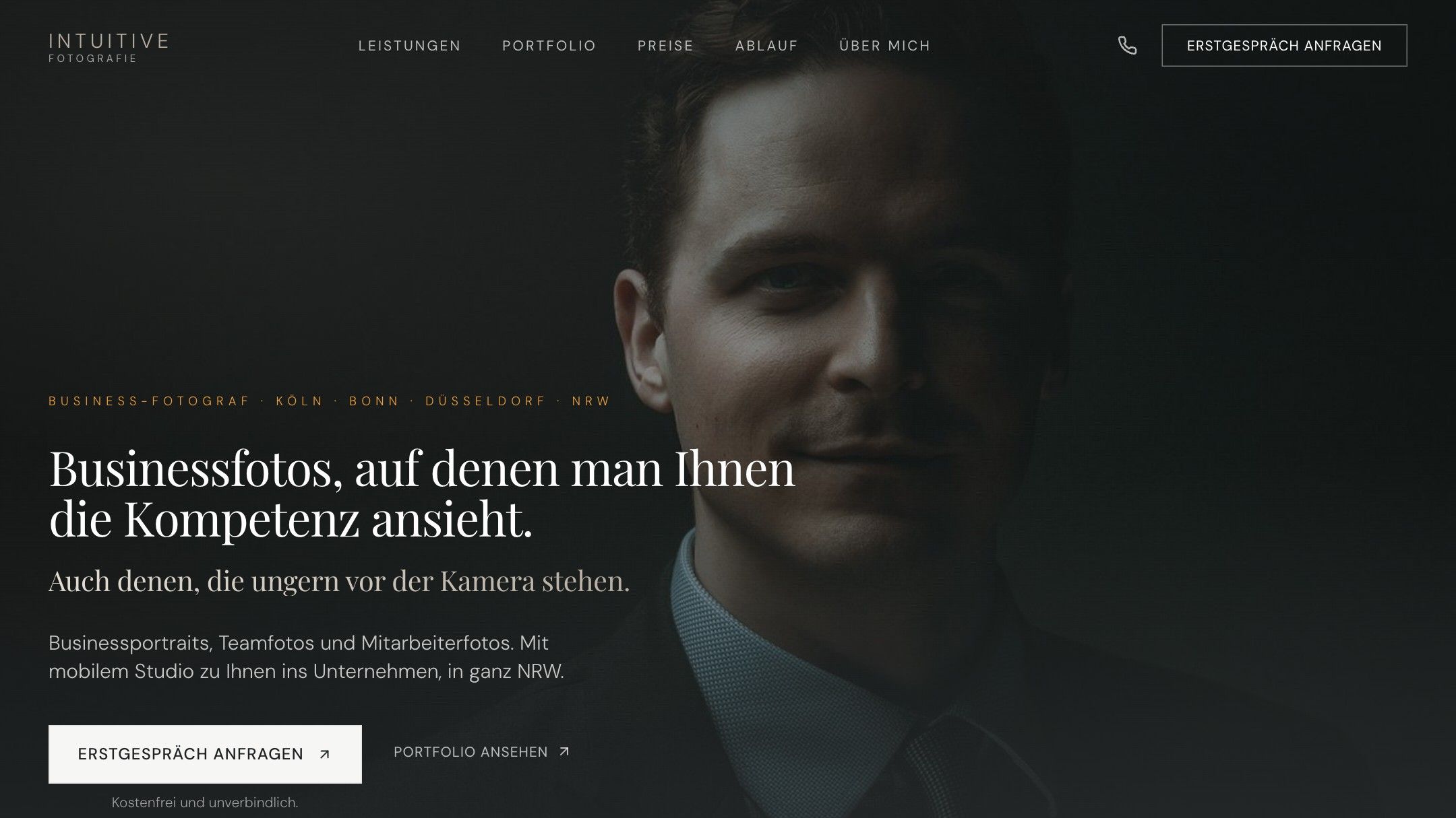 Startseite von Intuitive Fotografie mit einem Businessportrait im Halbdunkel