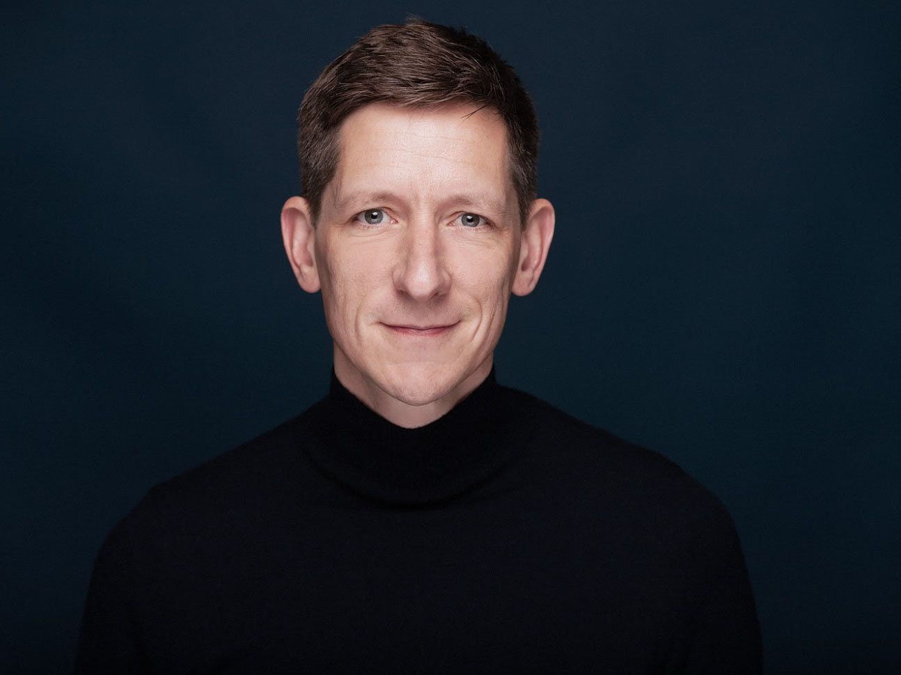 Philippe Ramakers, Porträt vor dunkelblauem Hintergrund